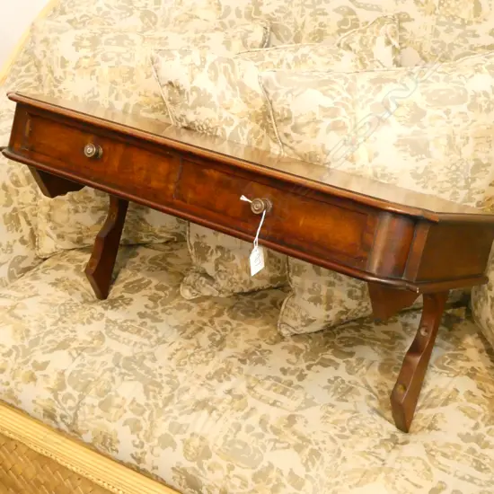 WALL SUPPORTED TABLE W. 700MM