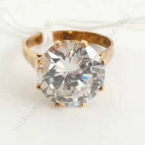 9ct gold solitaire ring 4.9 gm very lge faux diamond