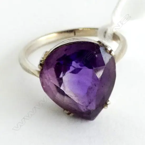 ring 9ct heart Amethyst , 3.3 gms