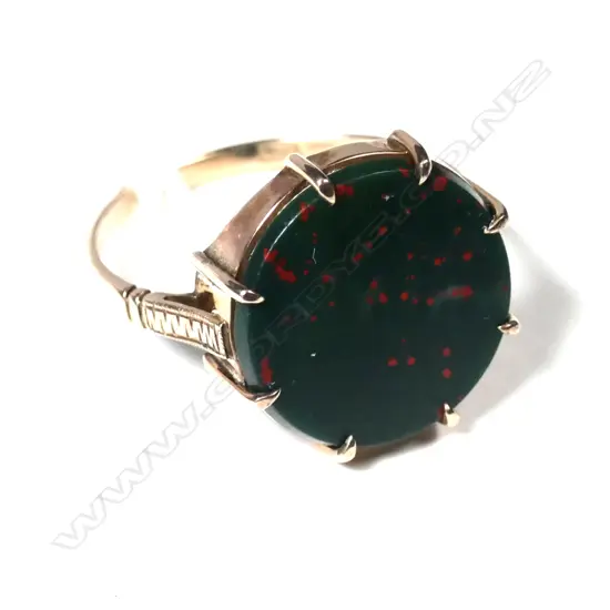 9ct & LGE BLOODSTONE PANELED RING