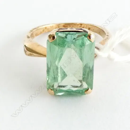 Retro Ring, 9ct, 5gm lge pale green/blue stone