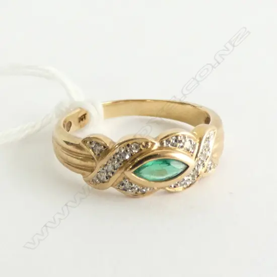 9ct green stone & 3 diamond ring 3gm