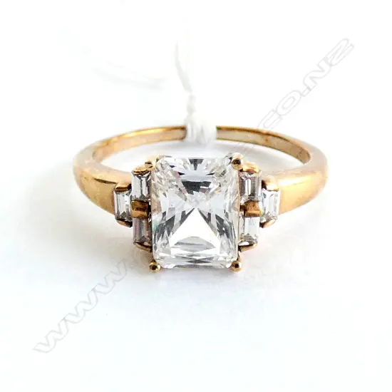 9ct ring, lge faux diamond  2.9gms