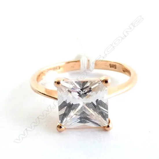 14ct ring, total weight 3.1gms lge cushion cut faux diamond