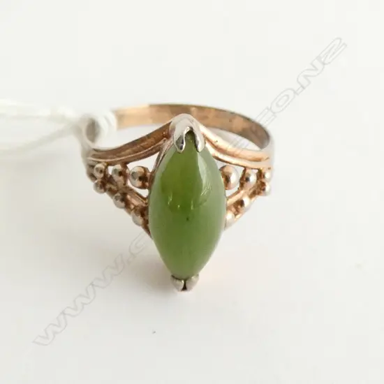 9ct marquise cabochon Jade ring. 2.7gm