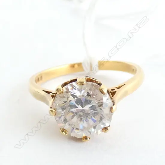 18ct ring, total weight 4.6gms lge faux diamond