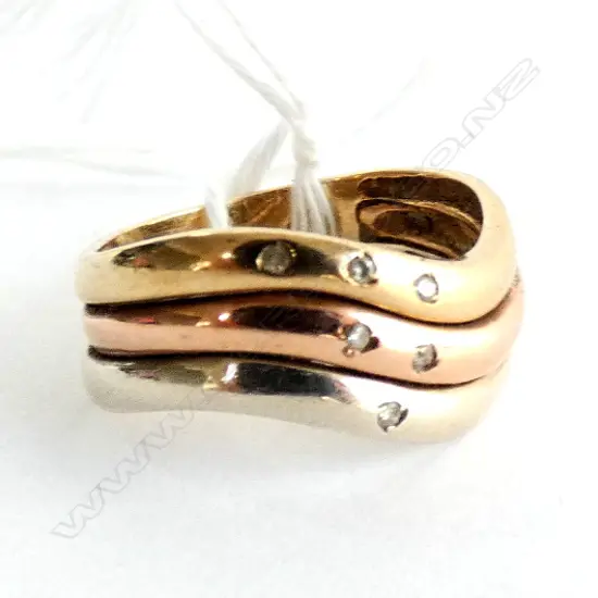 9ct gold ring, 3.7 grams, 6 small recessed diamonds