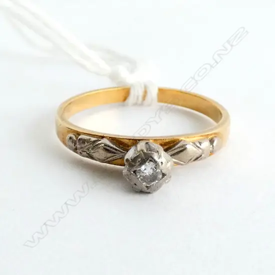 18ct and Platinum and Diamond Ring, 2.6g