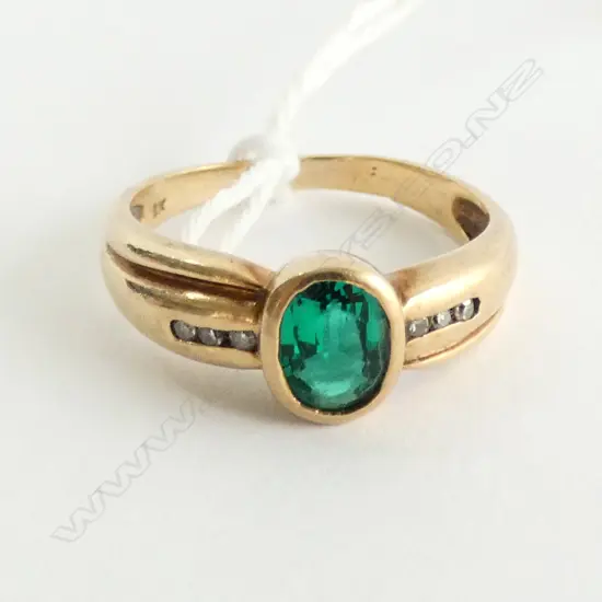 9ct VIBRANT GREEN STONE & DIAMOND RING