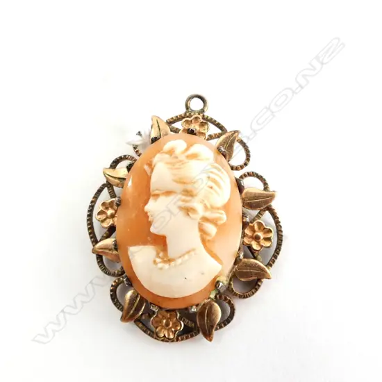 Cameo Pendant gold plated surround