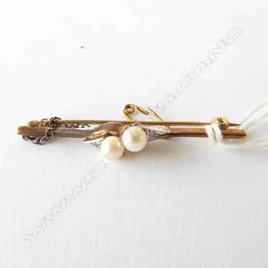 9CT & PEARL BAR BROOCH 3.5gms