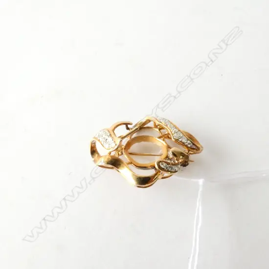 18 CARAT GOLD BROOCH WITH DIAMONDS. CENTRE STONE MISSING, 5.9 GR