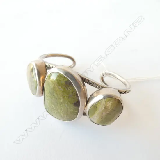 STG & GREEN STONE CUFF