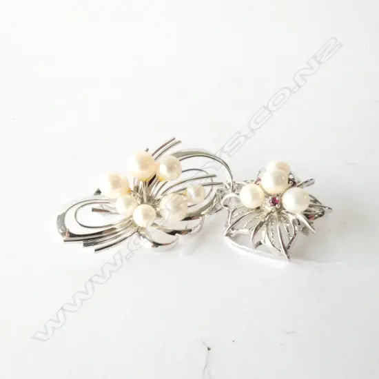 CULTURED PEARL & RUBY SHORTNER & BROOCH