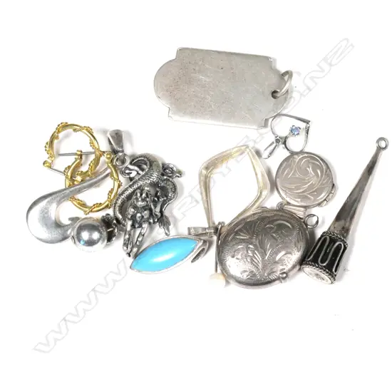 Various silver items of jewellery