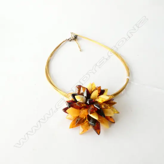 AMBER FLOWER SHAPED BROOCH, ATTCH. GOLD WIRE NECKLACE