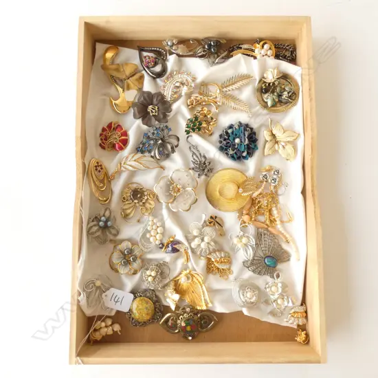 LGE TRAY OF COSTUME JEWELLERY 