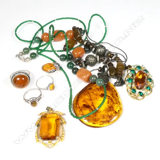 BAG ASST AMBER JEWELLERY, INCL 3 STG RINGS