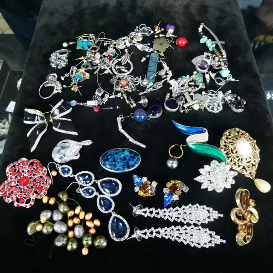 COLLECTION BAROQUE PEARLS, BROOCHES ETC