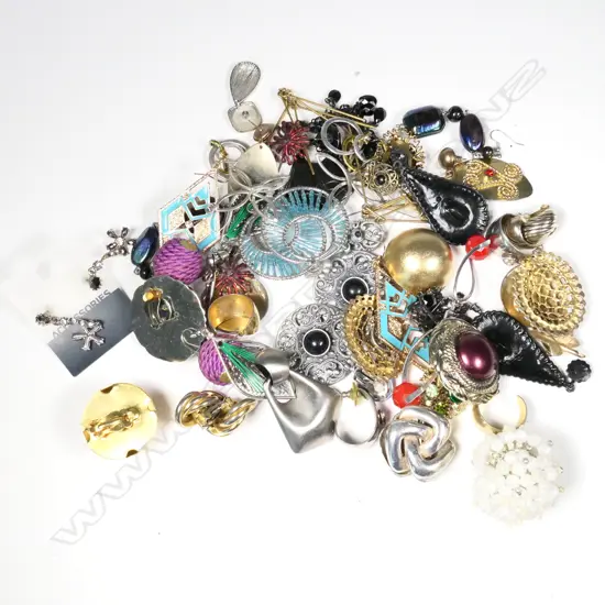 30 PAIRS ASSORTED VINTAGE EARRINGS