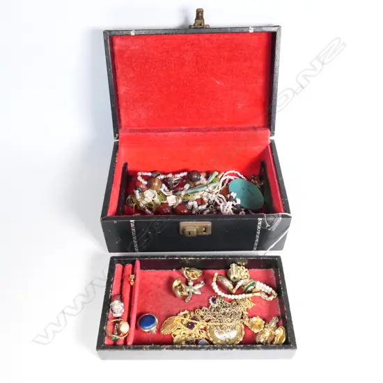 OLD LEATHER JEWELLERY BOX WITH ASSORTED JEWELLERY