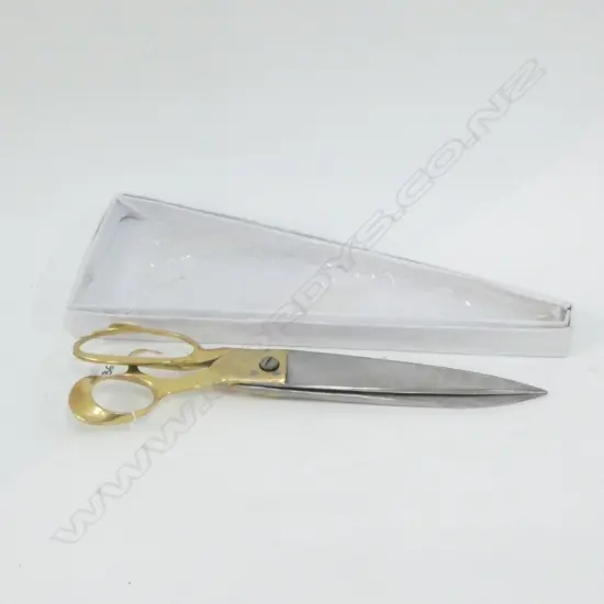 PAIR OF BRASS HANDLED TAILOR'S SCISSORS IN BOX