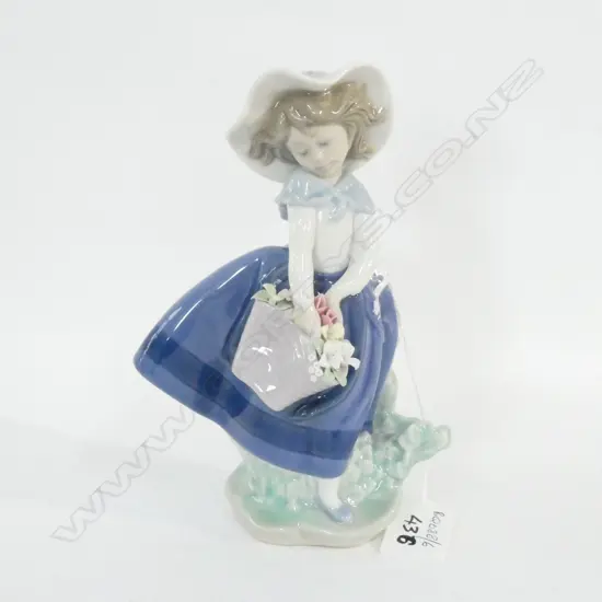 LLADRO FIGURE OF A GIRL WITH FLOWERS H 180 MM