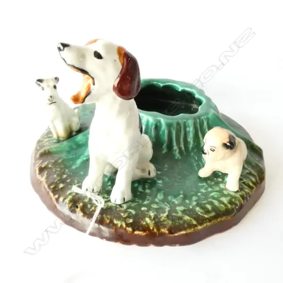 VERMONT THREE DOGS SITTING DISH, 200mm