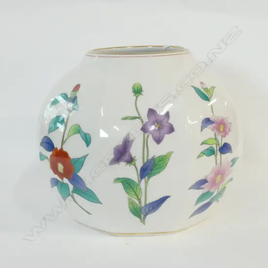 MODERN QUALITY JAPANESE PORCELAIN VASE 