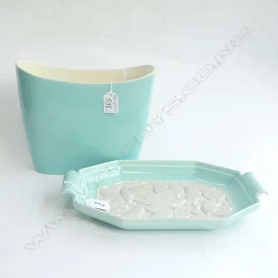 2 POOLE PCES; VASE 4CM SCRATCH &amp; TWINTONE DECO DISH L. 310MM