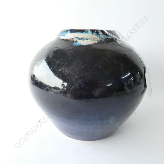 JOHN ELLIS HUTCHINSON POTTERY VASE 17CM TALL