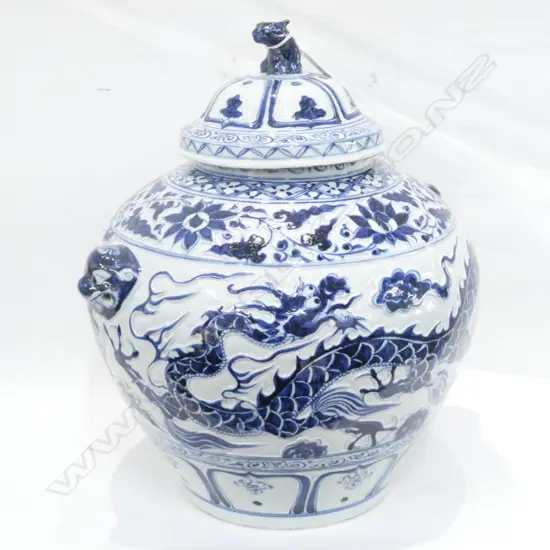 LGE LIDDED B/W CHINESE VASE H. 400MM