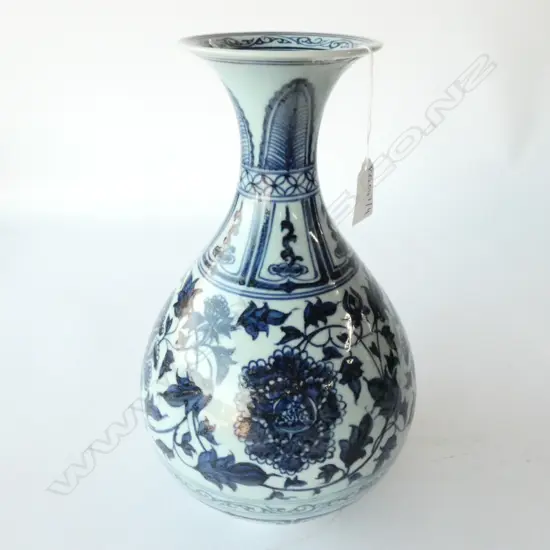 B/W MING STYLE CHINESE BALUSTER VASE H. 320MM