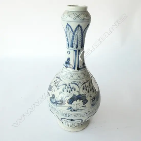 B/W MING STYLE CHINESE GARLIC MOUTH VASE H. 330MM