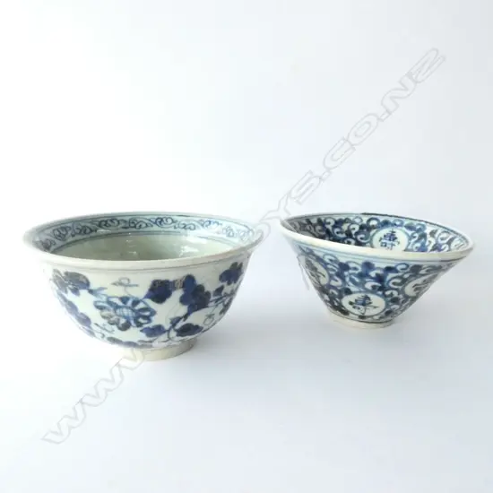 2 PROVINCIAL MING STYLE B/W BOWLS 130MM DIA