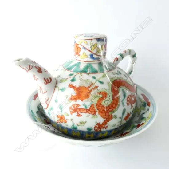 2 CHINESE WUCAI PCES; TEAPOT AND BOWL 190MM DIA