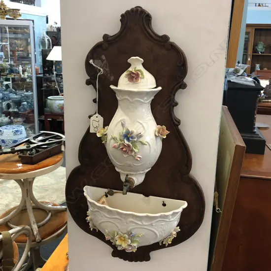 A SANTINI CAPIDIMONTE MODEL OF A DRINKING FOUNTAIN ON WOODEN BASE L 500 MM