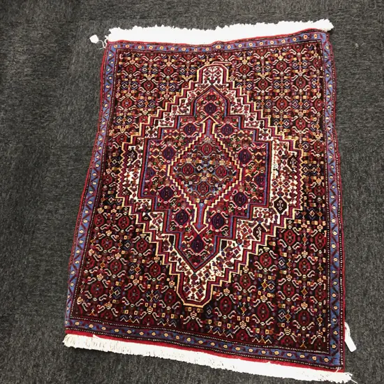 #89G PERSIAN SANANDAJ HAND KNOTTED WOOL PILE RUG 930 X 720MM