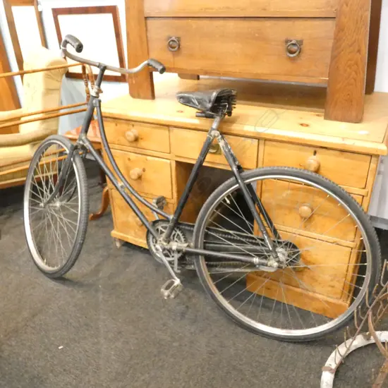 BLACK VINTAGE BICYCLE