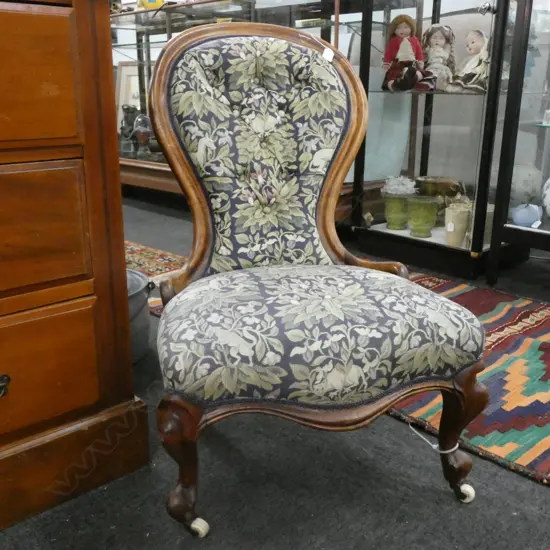 UPHOLSTERED VICTORIAN CHAIR 