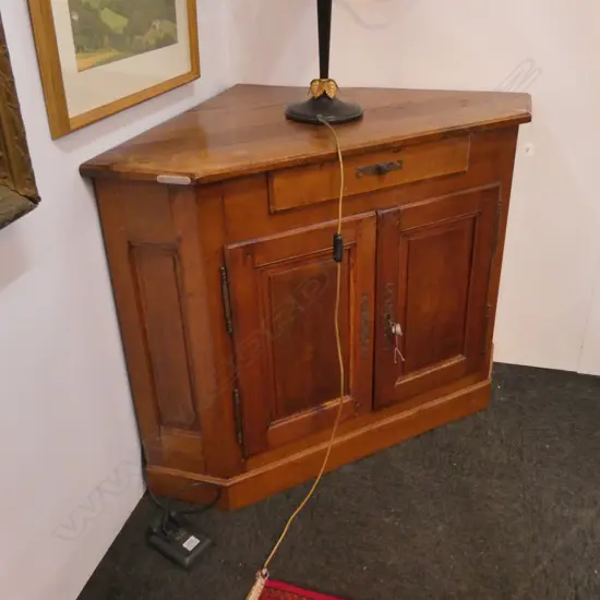 CONTINENTAL CORNER CUPBOARD H 870 MM