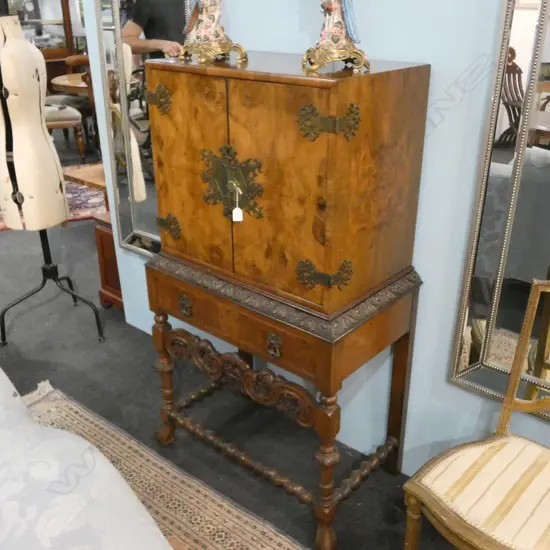 QUALITY BURR WALNUT VANEEER REPRODUCTION ANTIQUE STYLE DRINKS CABINET H. 1340MM