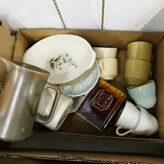 BOX LOT ASST. CROWN LYNN CERAMICS ETC