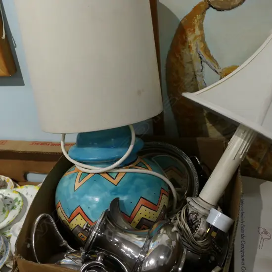 BOX LOT 2 LAMPS + ASST. EPNS