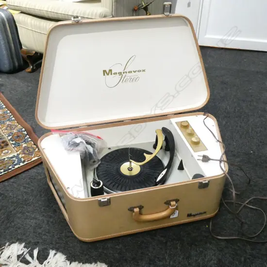 RETRO MAGNAVOX RECORD PLAYER