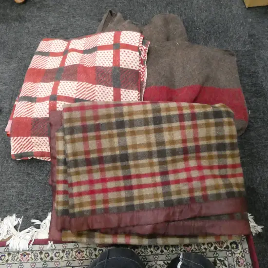 3 VINTAGE DESGN BLANKETS