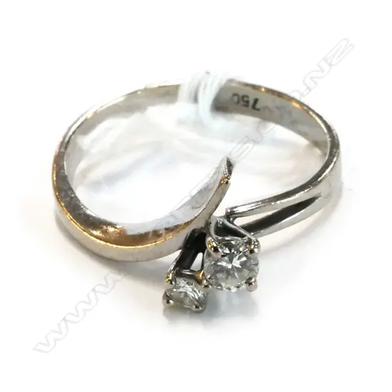 18CT WHITE GOLD AND DIAMOND RING