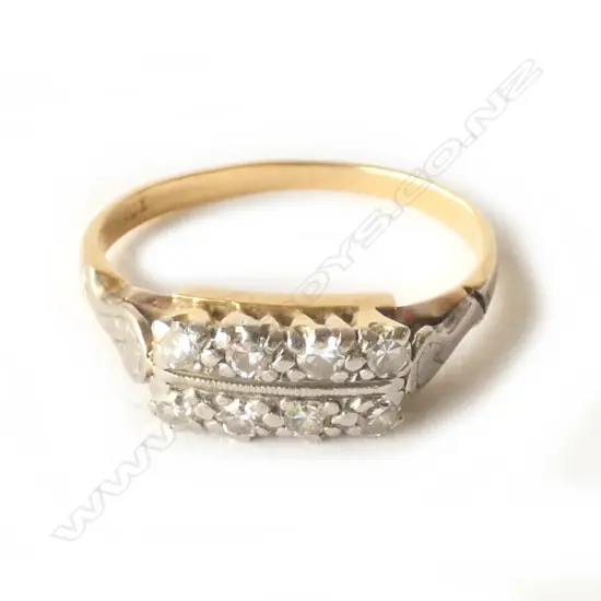 18 CT GOLD AND DIAMOND RING