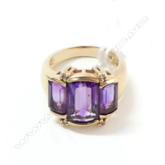 9CT 3 BAGUETTE AMETHYST & DIAMOND RING CENTRE STONE CHIPPED 6.85 GRAMS