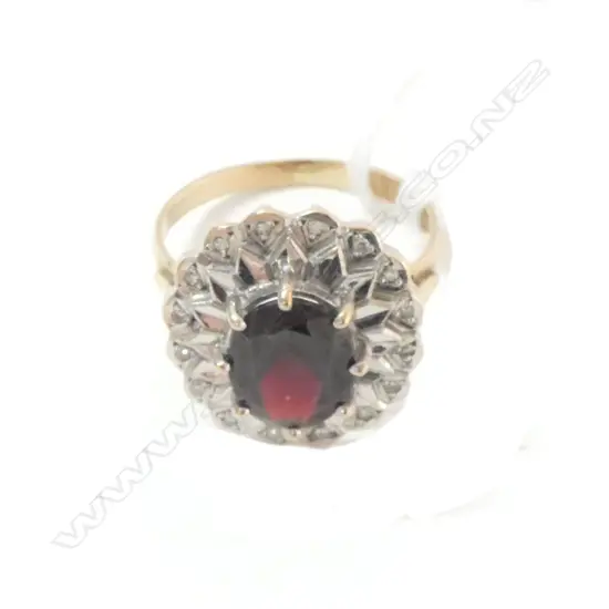 9CT GARNET & DIAMOND CLUSTER RING 4.6GRAMS